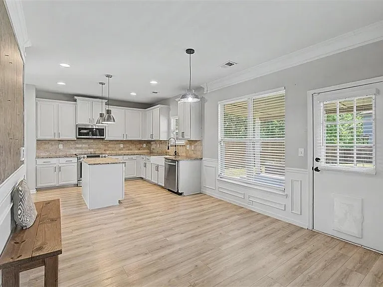 8757 Danley Dr — Photo 9