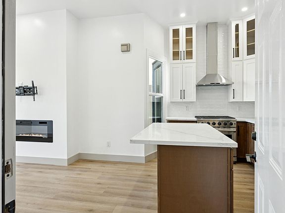 5th image of 924 S Van Ness Ave APT 1