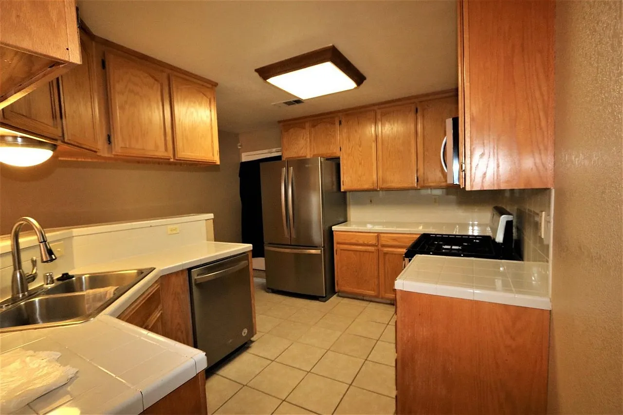 3 bed, 1752 sqft, $2,500 — Photo 4