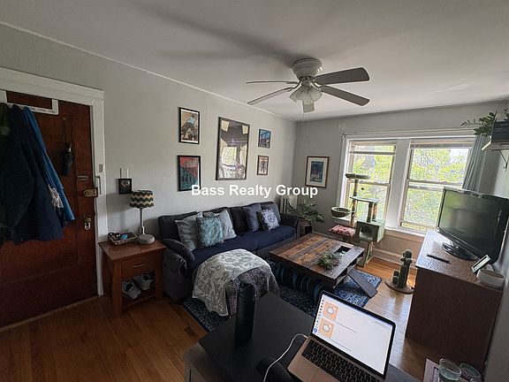3rd image of 5941 N Greenview Ave #2