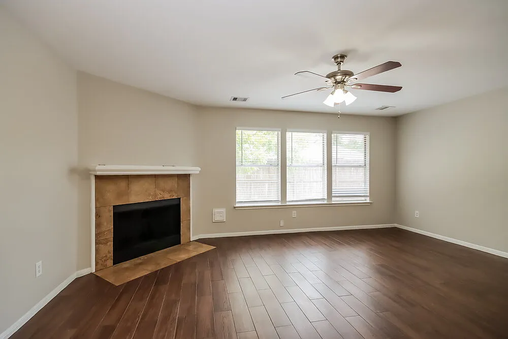4 bed, 2.5 bath, 2353 sqft, $2,365 — Photo 4