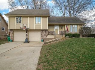 407 NE Keystone Dr, Lees Summit, MO 64086