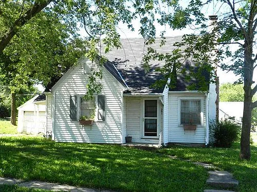 301 W 8th St Photo 1