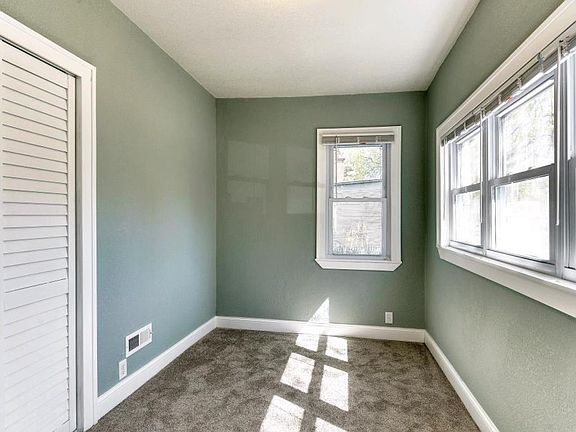 5th image of 1049 25th Ave SE