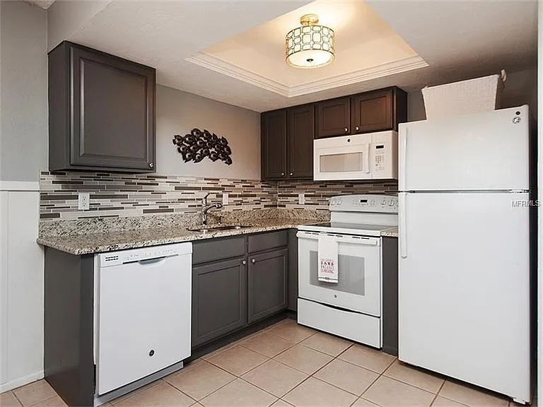 New kitchen w granite countertops
