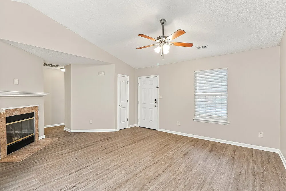 3 bed, 2.0 bath, 1450 sqft, $1,995 — Photo 4
