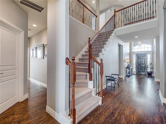 5th image of 627 Deerwood Ln