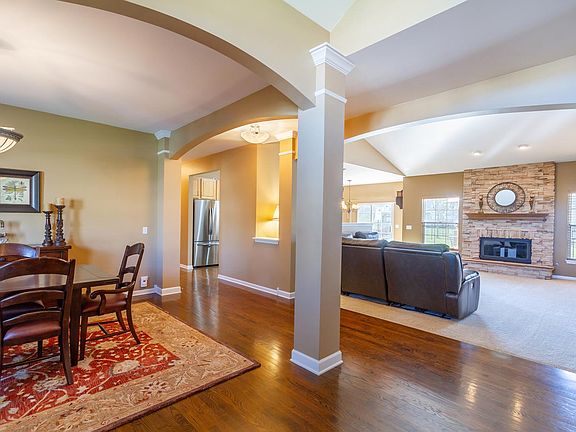 4th image of 56 Glenbrook Cir