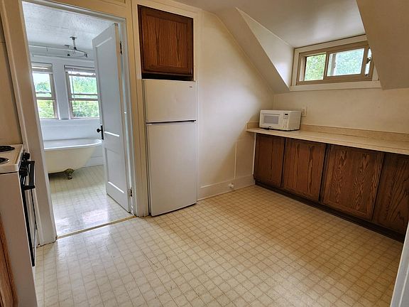 5th image of 1143 Beaconsfield Ave #5