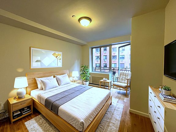 5th image of 424 E 10th St APT 4C