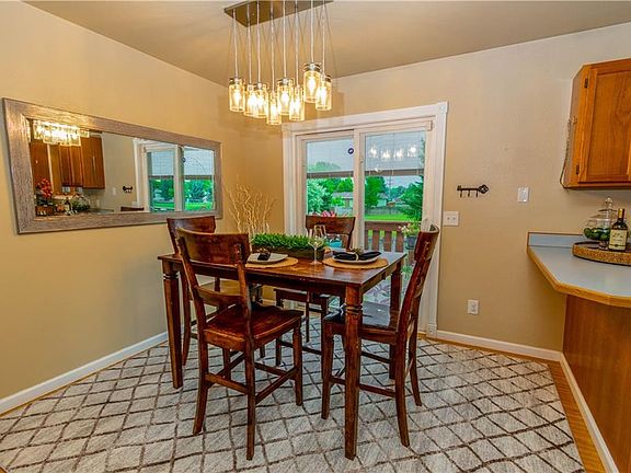 3rd image of 747 Briar Pl