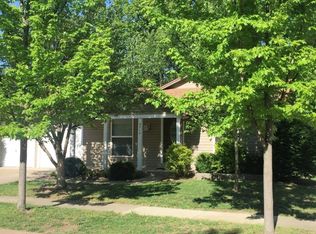 2412 Village Glen Ct, Maryland Heights, MO 63043