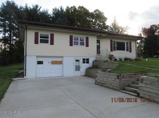 228 Fairfield Dr, Paw Paw, MI 49079