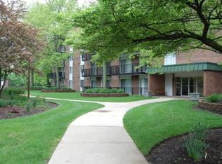 5S040 Pebblewood Ln APT W105, Naperville, IL 60563
