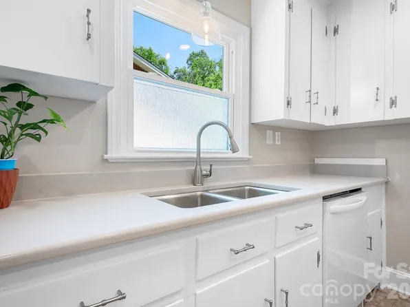 3960 Bristol Dr, Charlotte, NC 28208