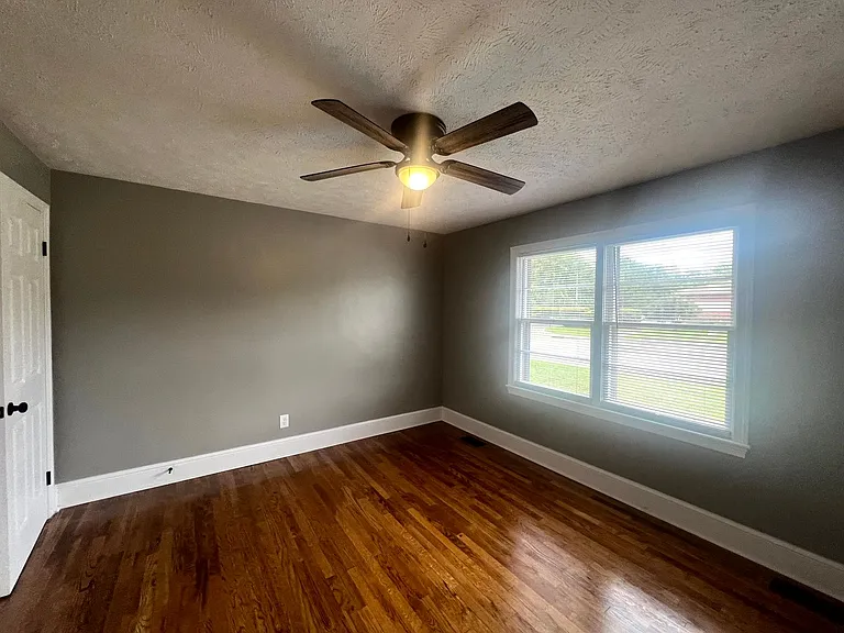 124 Eastwood Ave — Photo 11