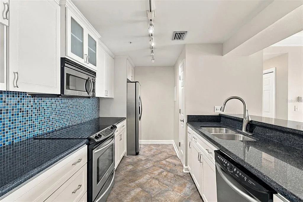2 bed, 2.0 bath, 1240 sqft, $3,750 — Photo 3