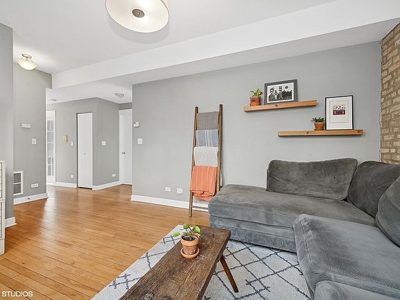 5th image of 4341 1/2 N Sacramento Ave #2