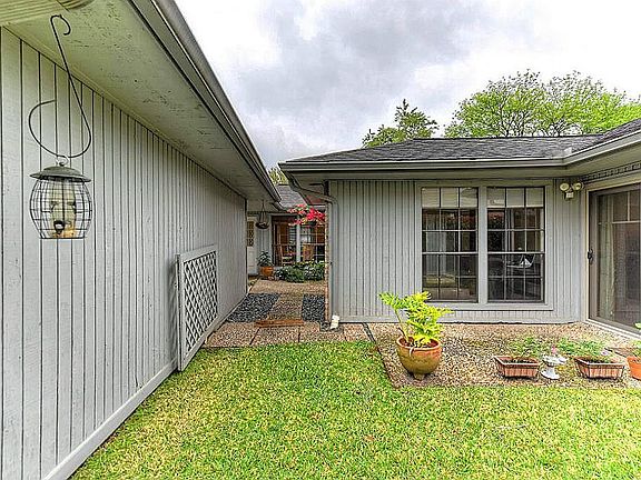5th image of 1014 Coachlight Dr