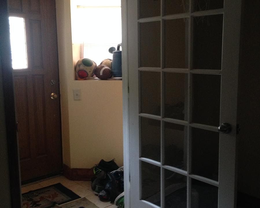 foyer to the apt