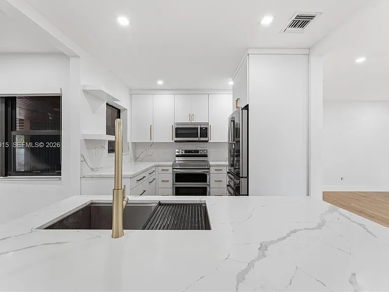 121 SW 71st Ave — Photo 29