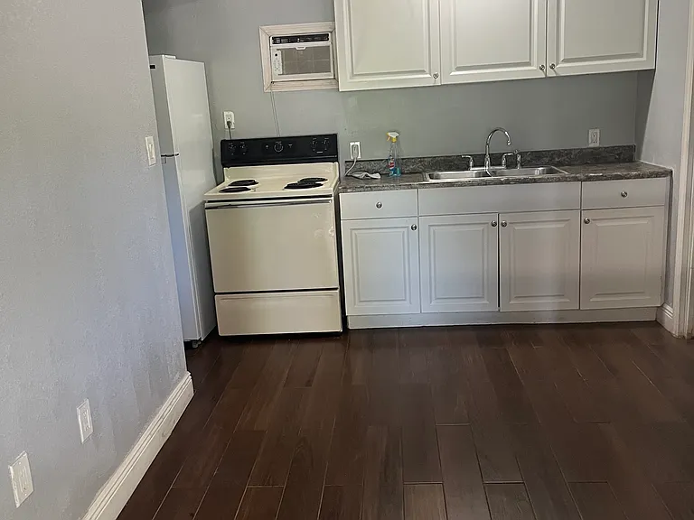 2216 W Skagway Ave — Photo 7
