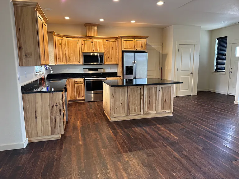 645 Wilson Ave — Photo 4