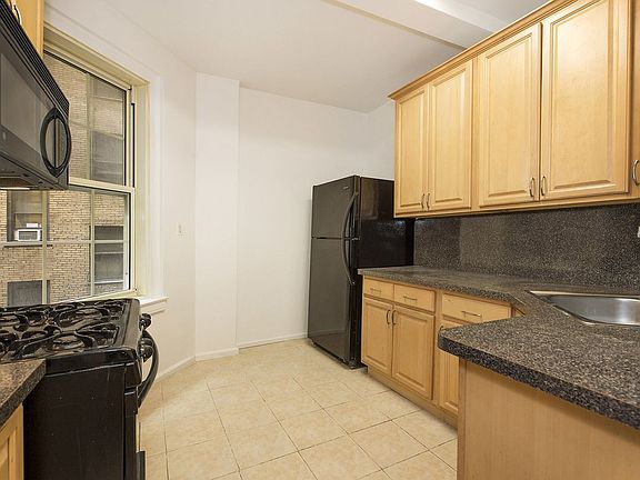 4th image of 677 W End Ave APT 6D
