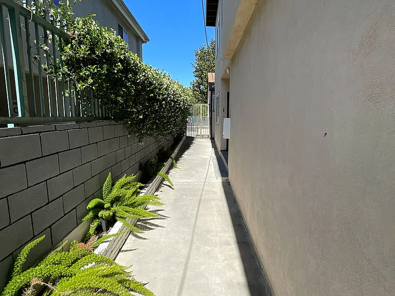 6610 Balboa Blvd #3 — Photo 9