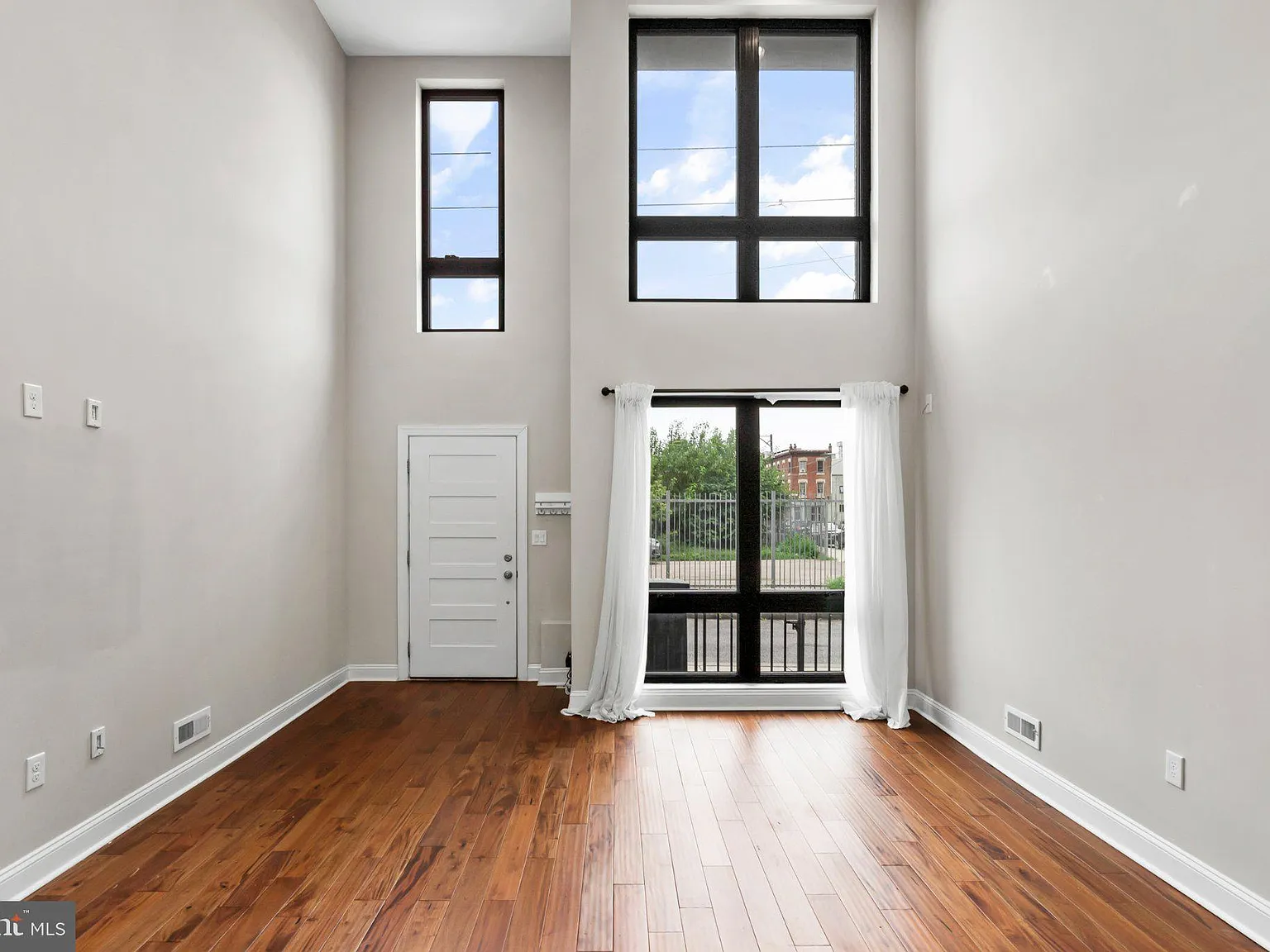 3 bed, 3.0 bath, 3000 sqft, $3,599 — Photo 4