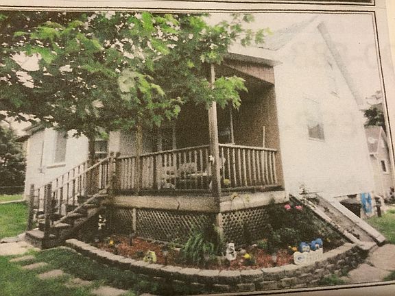 Side porch with ceiling fan