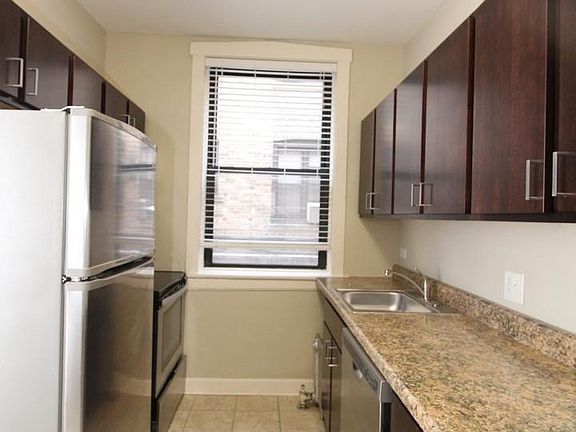 2nd image of 811 W Cornelia Ave APT 2N