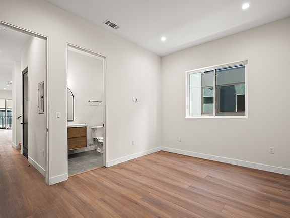 5th image of 1731 S Barrington Ave