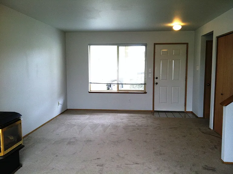 Big Rock Apartments (480 S Oak Harbor St.) — Photo 7