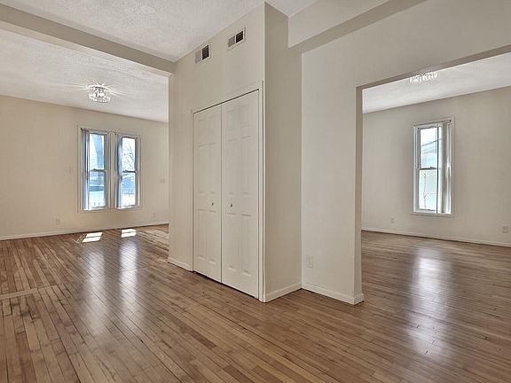 4th image of 819 18th 1/2 Ave NE