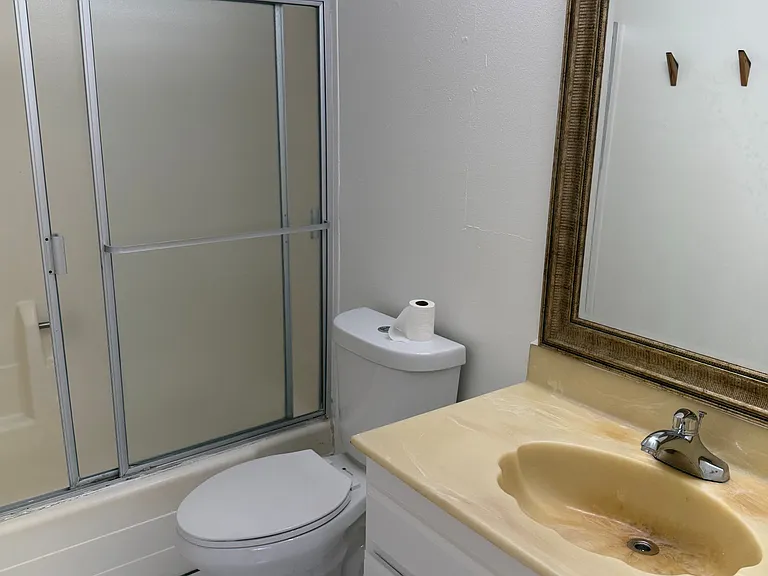557 E Tujunga Ave #H — Photo 9