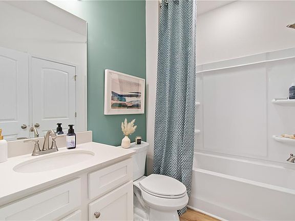 4th image of 200 Chiswick Loop