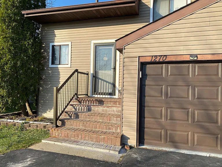 1270 Merrimac Ln N — Photo 2