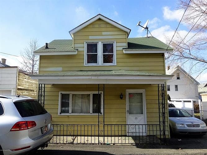1st image of 221 Donnelly Ct