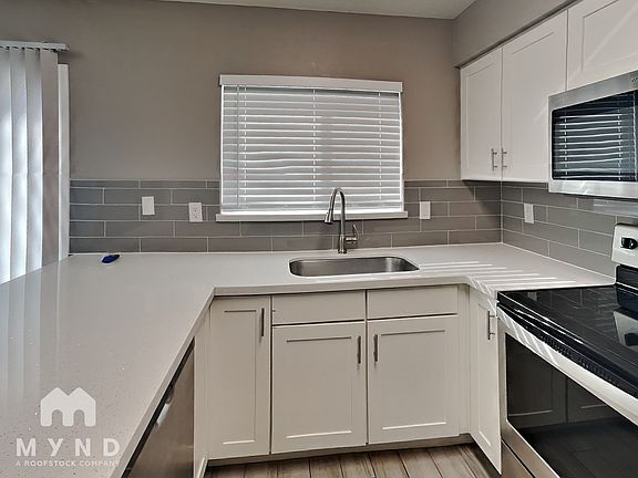 3rd image of 1014 W Malibu Dr