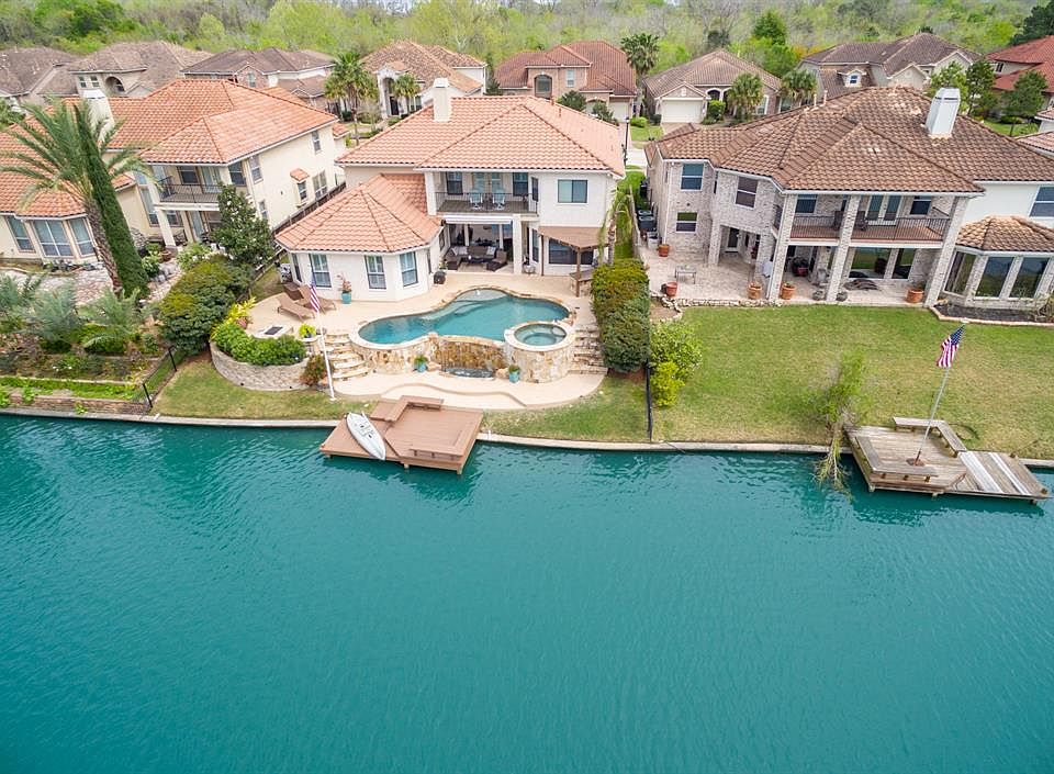 Are you looking for a stunning lakeside home on the eastern side of Katy that is filled with superlatives--from the inviting pool to the relaxing dock to the covered patio and outdoor kitchen? Look no further!