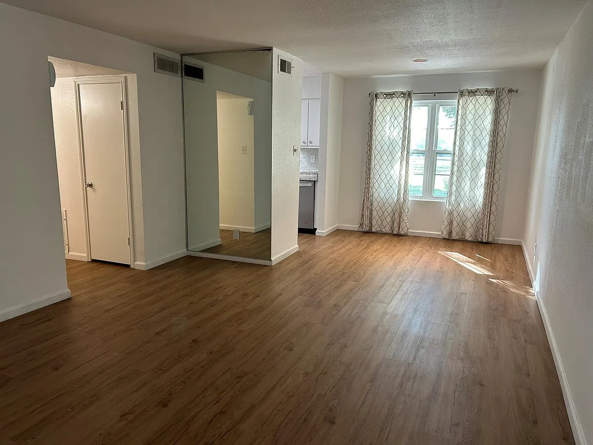 Building Photo - 5550 N Braeswood Blvd #135