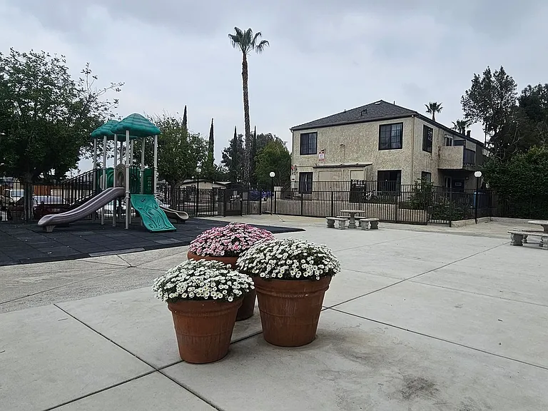 Sierra Crossing Apartments — Photo 4
