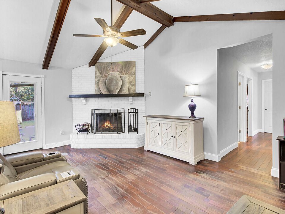 1st image of 225 Crestwood Dr