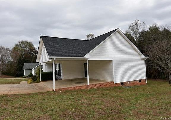 3rd image of 520 Basswood Way
