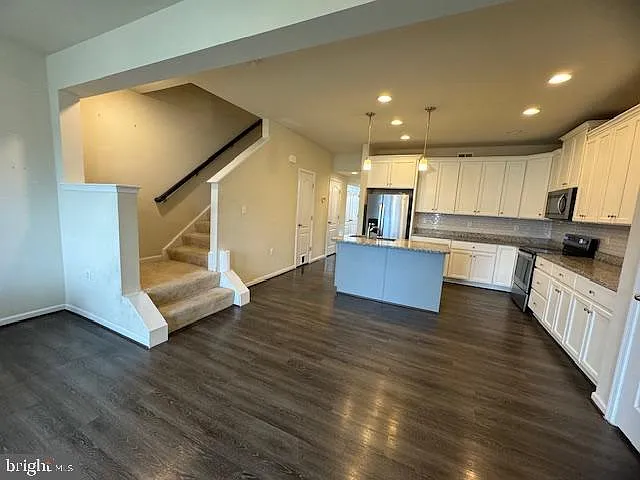 3 bed, 2.5 bath, 1700 sqft, $1,950 — Photo 3