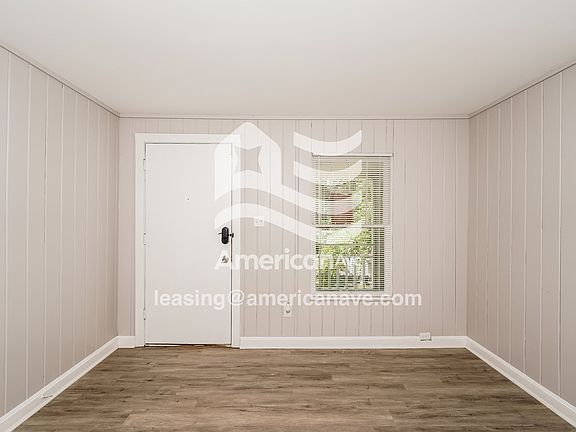 1379986_002_living_room_13962142.jpg