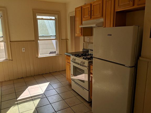 3rd image of 670-672 Dewey St