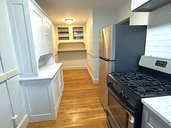 2nd image of 200 Presidents Ln APT 6