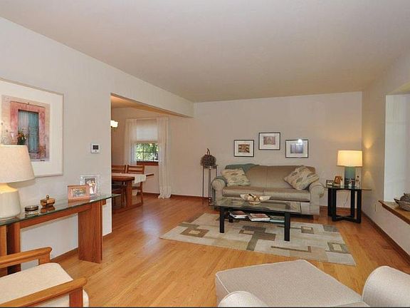 5th image of 1711 Holly Ln